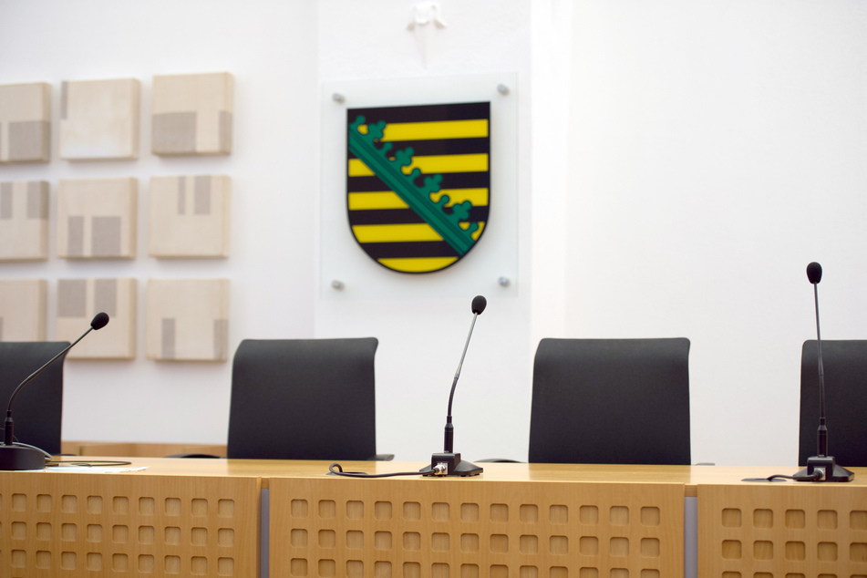 Bautzen: Ein Landeswappen des Freistaates Sachsen hängt in einem Gerichtssaal im Sächsischen Oberverwaltungsgericht.