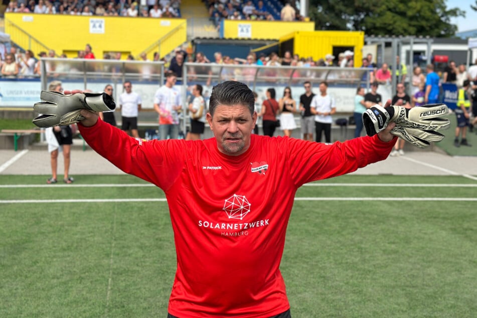 Tim Mälzer (53) stand wieder für die Hamburg Allstars im Tor und machte vorab eine Kampfansage: "Heute wird Vernichtung, heute wird's brutal".