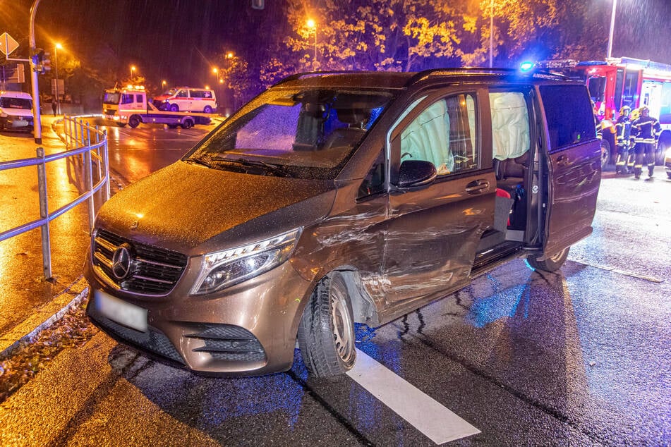 Der Mercedes-Transporter wurde seitlich beschädigt.