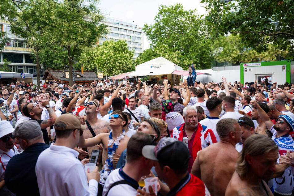 Auf dem Breitscheidplatz fiebern englische und spanische Fans bei der EM2024 in Berlin mit.