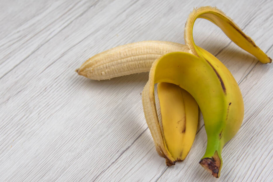 Ein Künstler hat auf einer Kunstausstellung auf eine 120.000 Dollar teure Banane verspeist.