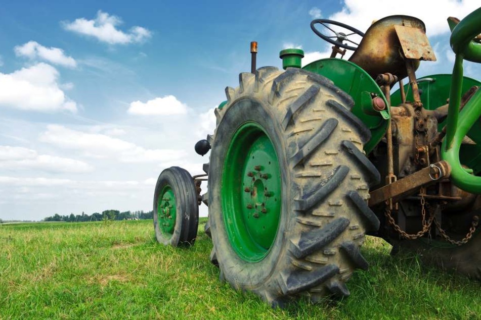 Auf einem Oldtimer-Trecker mit offener Kabine waren die beiden unterwegs. (Symbolbild)