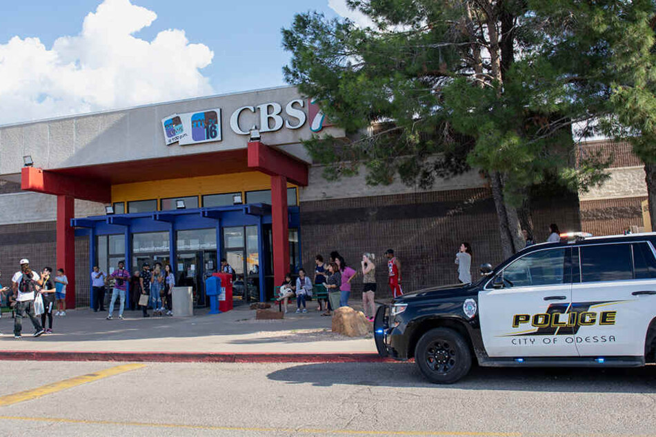 Die Polizei steht vor der Music City Mall