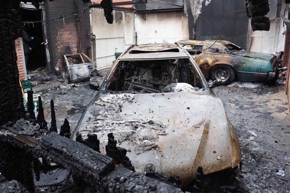 Auch die Autos brannten ab.