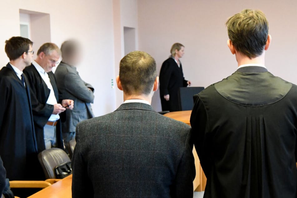 Die Manager von Sig Sauer (3. und 4. von links) stehen vor dem Kieler Landgericht.