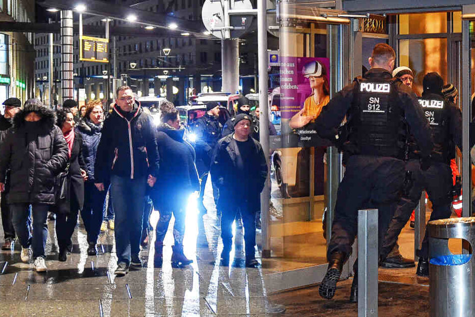 Warum schickte die Polizei Demonstranten ins Center?
