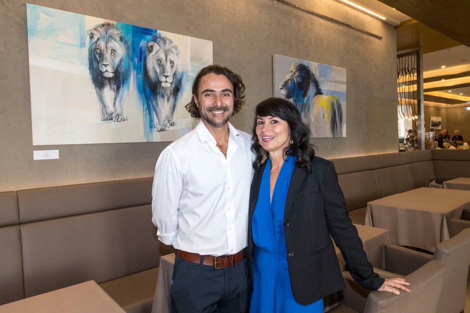 Everett Duarte (45) und Frances Schandera-Duarte (50, r.) zur Vernissage im "Kastenmeiers".