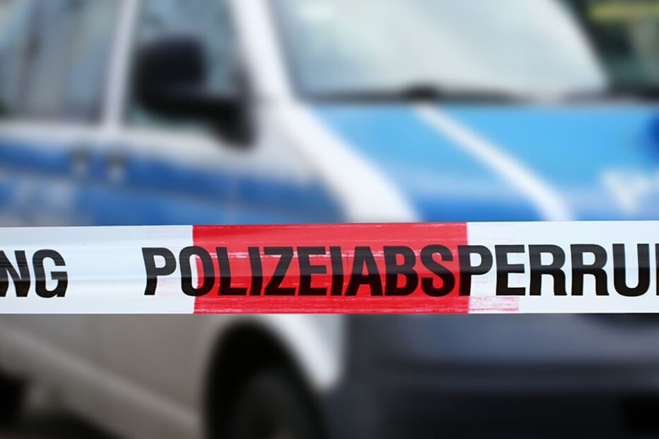 In Dresden ist eine Frau tot in ihrer Wohnung aufgefunden worden.