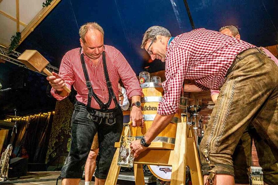 Drei Schläge brauchte OB Dirk Hilbert (46, l.), dann konnte Feldschlößchen-Chef Mike Gärtner (51) das erste Bier in den Maßkrug füllen.