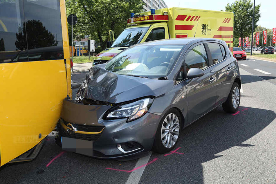 Der Verkehr musste an der Unfallstelle vorbeigeleitet werden.