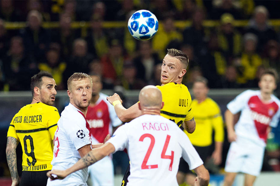 Den Ball fest im Blick: Fasziniert starren die BVB-Spieler Marius Wolf (r.) und Paco Alcacer (l.) sowie Monacos Andrea Raggi (M.) und Kamil Glik (2.v.l.) dem Spielgerät hinterher.