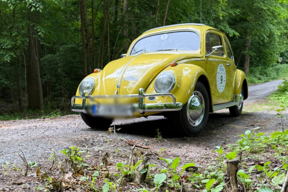 Uwe Klose nimmt mit dem gelben VW Käfer, Baujahr 1956, teil.
