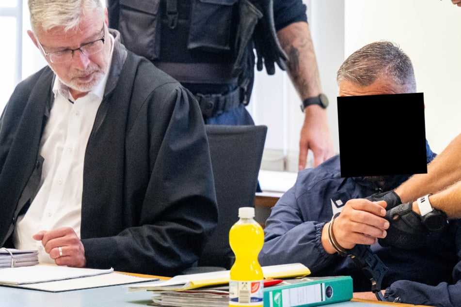 Terror-Stalker André R. (45, r.) muss für mehr als zwei Jahre hinter Gitter.