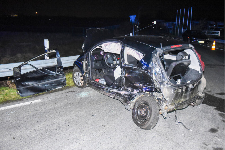 Die Fahrerin (20) des Peugeot hat beim Abbiegen einen VW übersehen – es kam zum Zusammenstoß.