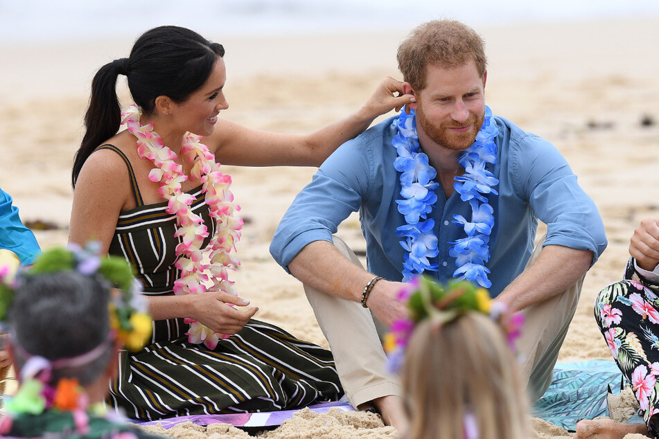 Oktober 2018: Prinz Harry (35) und seine Frau Meghan (38) während ihrer ersten offiziellen gemeinsamen Auslandsreise nach der Hochzeit am Strand von Bondi, Australien.