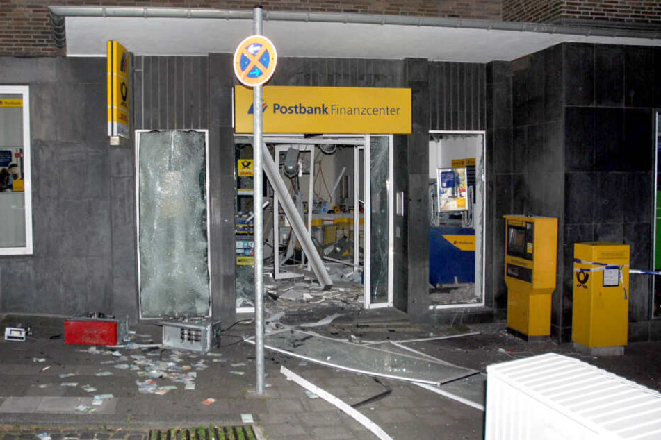 Die Bankfiliale wurde erheblich beschädigt.