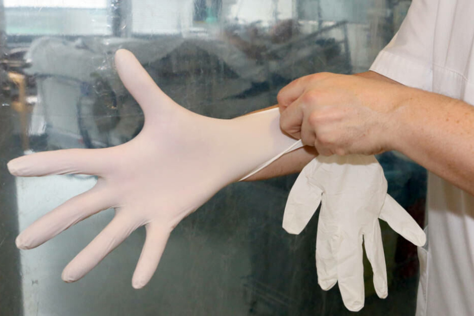 Bei der Arbeitsagentur waren zuletzt hessenweit 910 freie Stellen für Fachkräfte in der Gesundheits- und Krankenpflege gemeldet (Symbolbild).