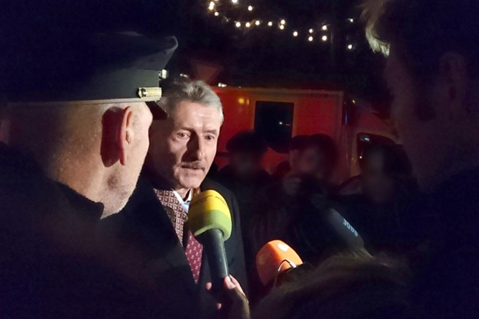 Brandenburgs Innenminister Karl-Heinz Schröter spricht in Potsdam mit Medienvertretern.