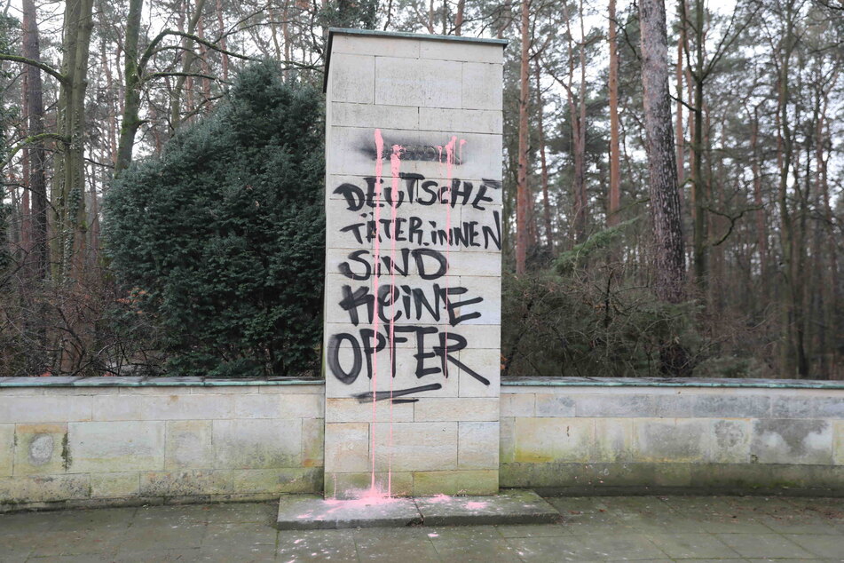 Im "Rondell im Ehrenhain“ stehen 14 Säulen für Orte des Krieges. Eine erinnert an die Bombardierung Dresdens und die zivilen Opfer.