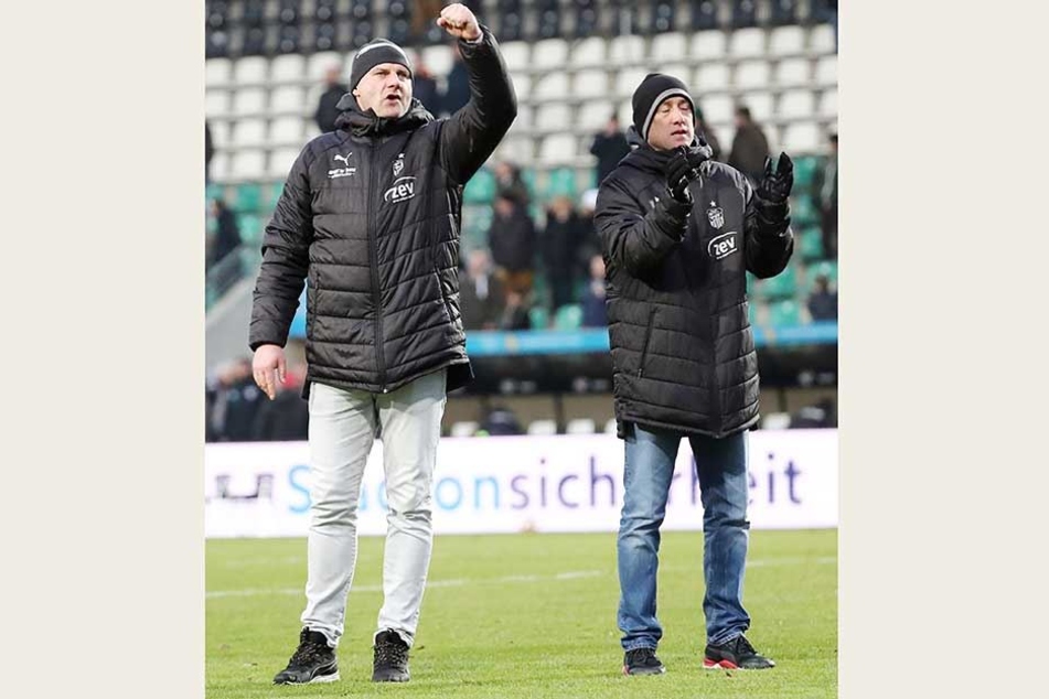 FSV-Sportchef David Wagner (l.) jubelt, Trainer Joe Enochs klatscht Beifall. Mit 25 Punkten steht Zwickau nach der Vorrunde sportlich hervorragend da.