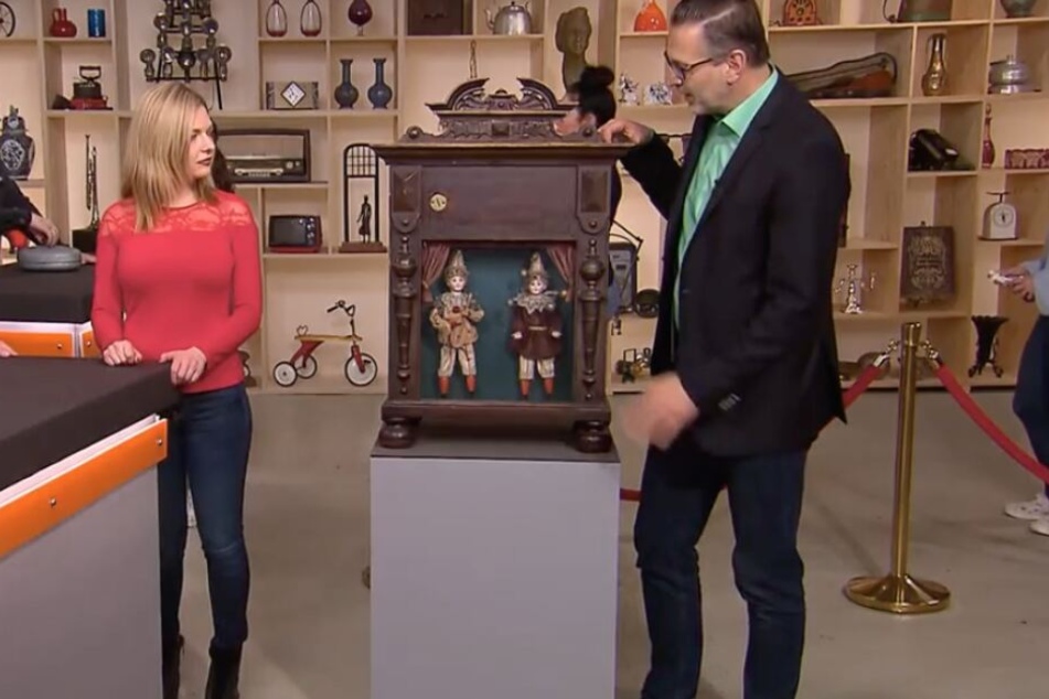 Der Automat enthält Figuren und spielt Musik ab.