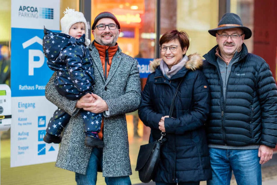 Wünschen sich mehr Parkplätze im Chemnitzer Zentrum: Die Zwickauer Björn John (38, l.) mit Töchterchen sowie Sibylle (57) und Uwe Rudolph (60).