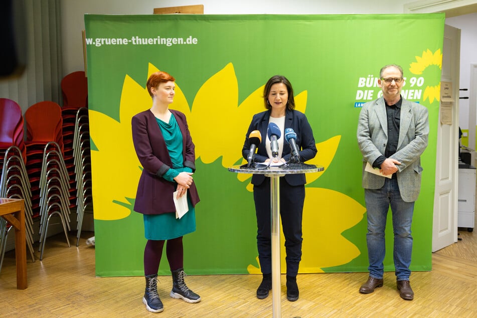Nach dem Rücktritt von Umweltministerin Anja Siegesmund (45, M.) ist nun auch Migrationsminister Dirk Adams (54) seinen Ministerposten los. Zuvor hatte sich der Grünen-Vorstand um Ann-Sophie Bohm (29, l.) und Bernhard Stengele (59, r.) für einen personellen Neuanfang ausgesprochen.