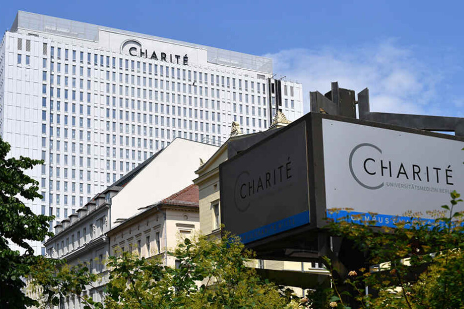 Mit neuer weißer Fassade präsentiert sich das Bettenhaus der Charite nach der umfangreichen Renovierung.