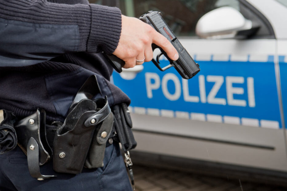 Die Polizisten durchsuchten die Wohnung des Mannes wegen möglicher Drogengeschäfte (Symbolfoto).