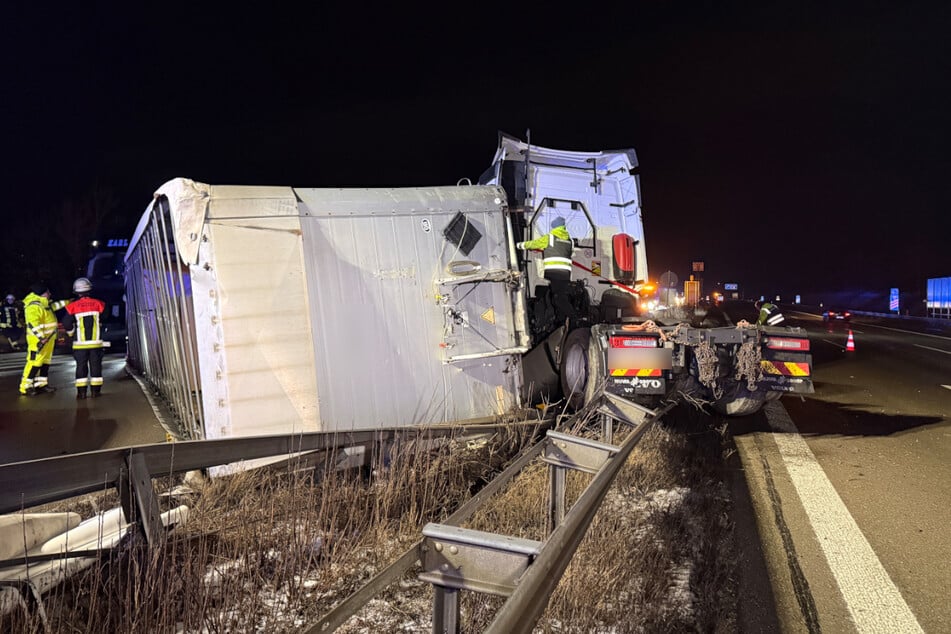Der Lkw durchbrach die Mittelleitplanke und ragt auf die A9 in Richtung München.