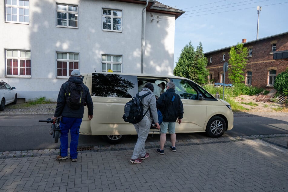Die Reisenden, die im Zug saßen, fuhren später mit einem Taxi weiter.