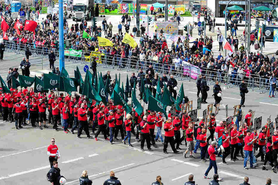 Linke und rechte Fronten: Die Polizei passte auf, dass sich die Lager nicht zu nahe kamen.