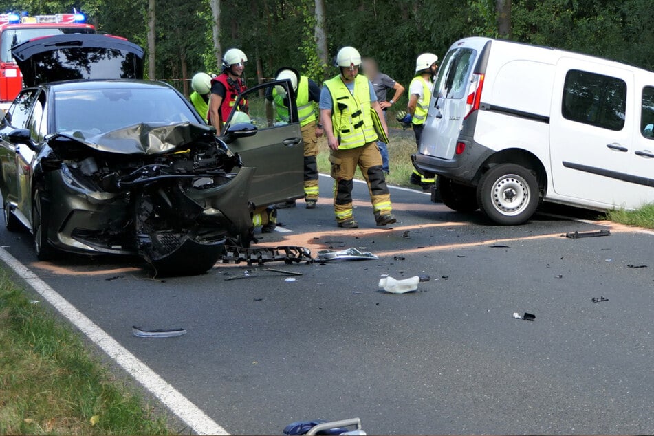 Schwerer Frontalcrash im Landkreis Leipzig: Transporter landet in Graben