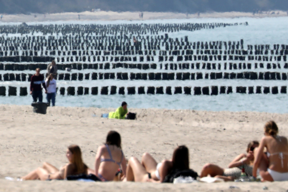 Am Strand von Warnemünde sonnen sich bislang nur wenige Badegäste.