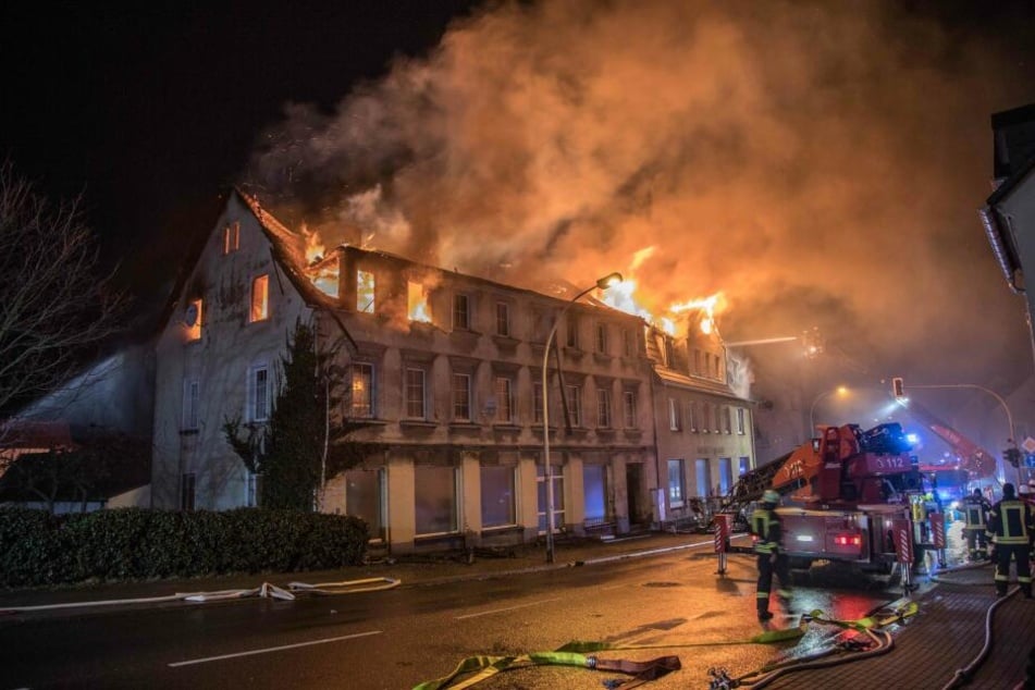 Am späten Montagabend brannte in Brand-Erbisdorf ein dreistöckiges Mehrfamilienhaus lichterloh.