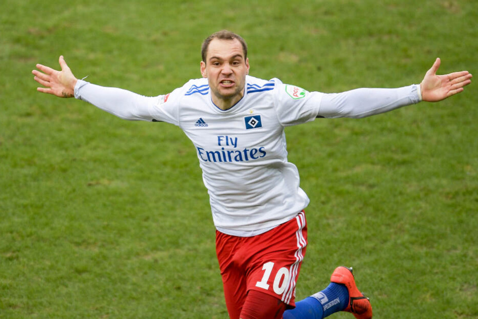 Derbyheld Pierre-Michel Lasogga feiert einen seiner beiden Treffer gegen den FC St. Pauli.