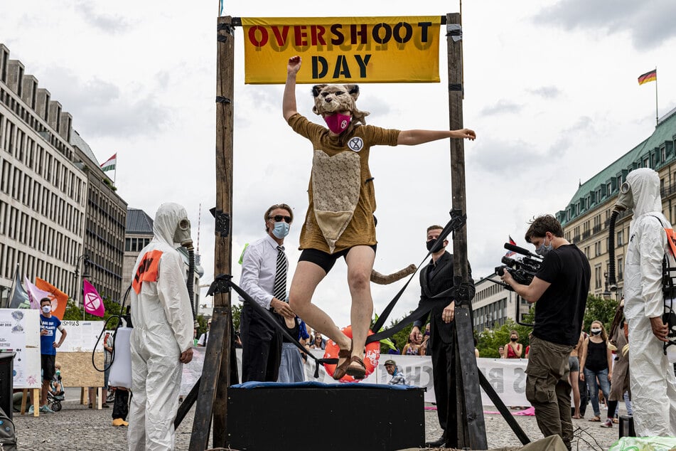 Am Brandenburger Tor protestierten am Samstag rund 30 junge Menschen.