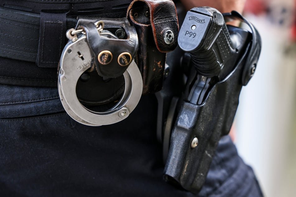 Messerattacke: Schuss aus Dienstwaffe: Polizei wehrt sich gegen Messer-Angreifer und verletzt ihn schwer