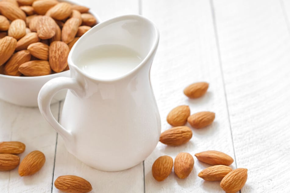Im Fokus der Diskussion ist Mandelmilch aus industrieller Herstellung. Sie soll schlecht für Umwelt und Gesundheit sein. (Symbolbild)