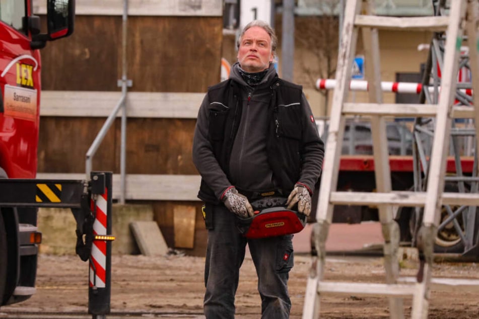 André Sarrasani (47) kann nicht nur eine Jungfrau schweben lassen, sondern auch per Fernsteuerung den Kranhaken.