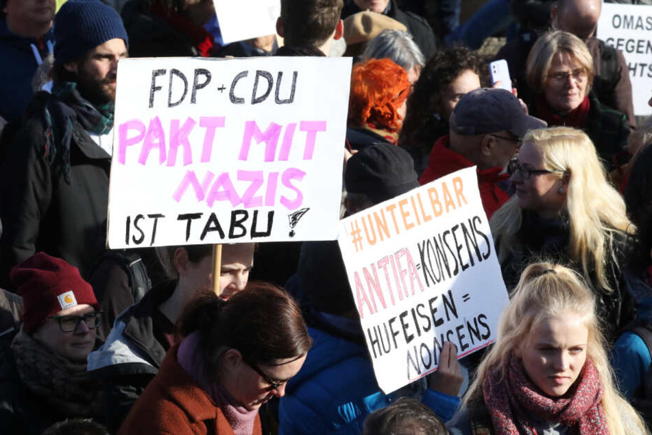 Protest nach dem Wahl-Eklat in Thüringen! Klare Worte waren zu lesen.