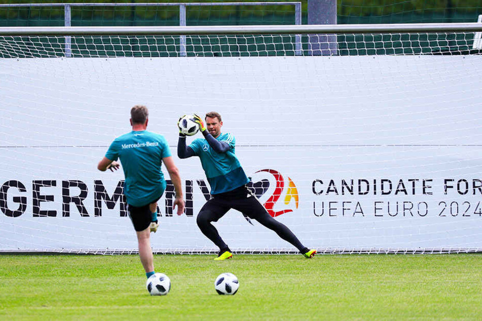 Manuel Neuer (r.) ist laut Torwarttrainer Andreas Köpke (l.) auf dem erhofften Weg zurück in den Kasten der deutschen Nationalmannschaft.