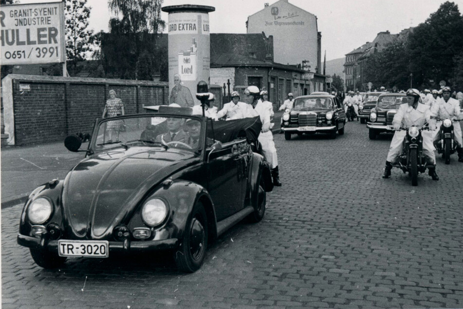 Beim Besuch des ehemaligen Bundeskanzlers Konrad Adenauer (†91) am 30. Juni 1966 fuhr das Käfer-Cabrio in der ersten Reihe mit.