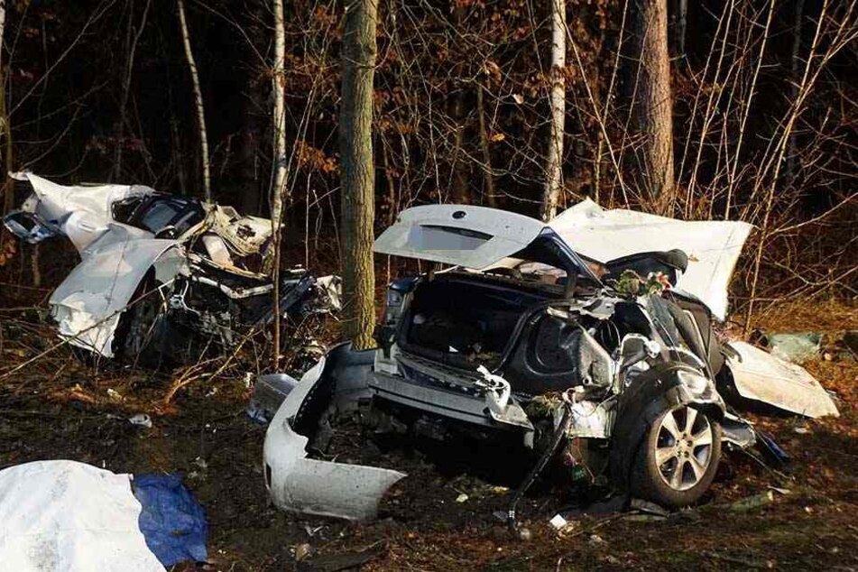 Das Auto wurde bei dem Unfall in zwei Teile geteilt.