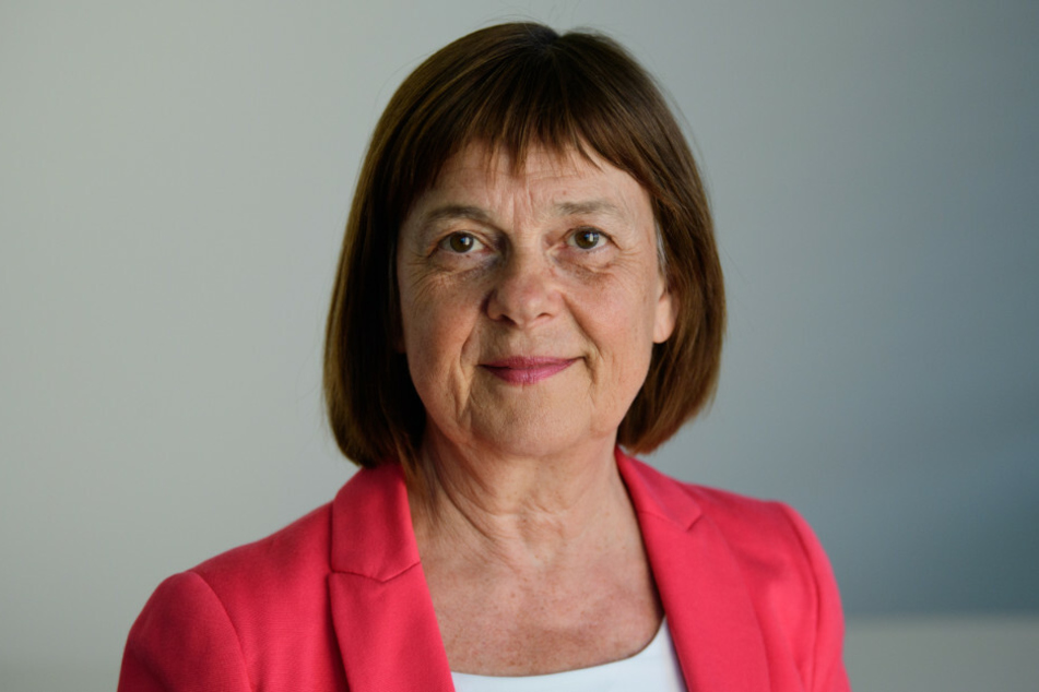 Ursula Nonnemacher (63, Bündnis 90/Die Grünen), Ministerin für Soziales, Gesundheit, Integration und Verbraucherschutz, gab am Donnerstag bekannt, dass in zwei Landkreisen in Brandenburg Krisenmaßnahmen ergriffen werden, um eine weitere Ausbreitung der Schweinepest zu verhindern