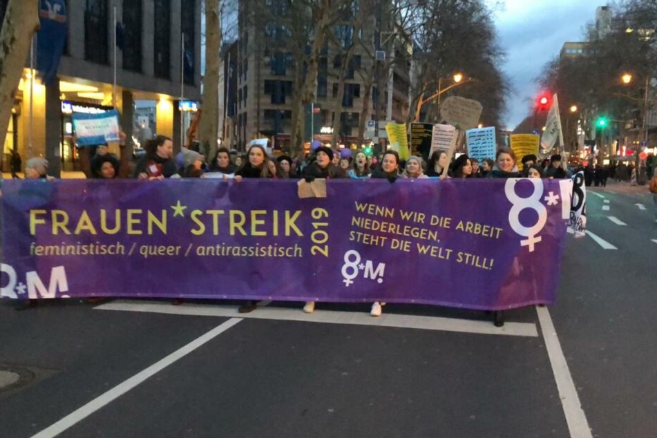 Die Demo-Teilnehmer zogen am Freitagabend durch die Kölner City.