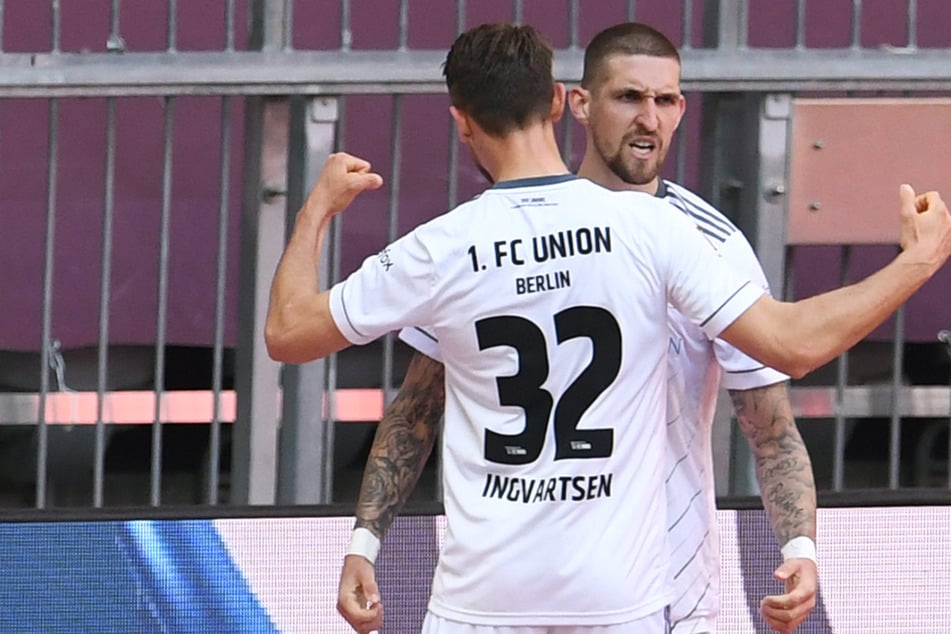 Vorlagengeber Robert Andrich (r.) bejubelt mit Torschütze Marcus Ingvartsen den 1:1-Ausgleich.