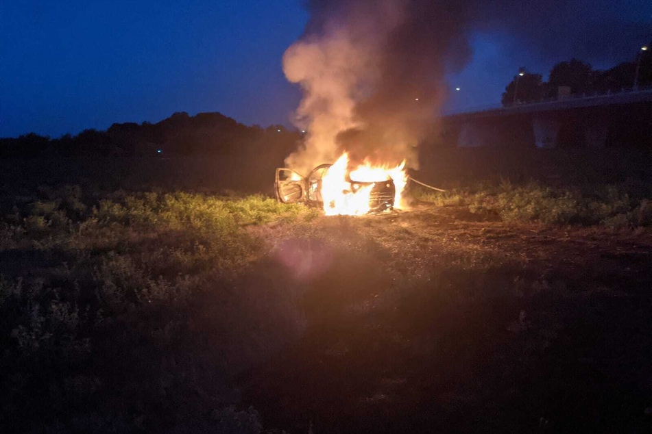 Eines der gestohlenen Fahrzeuge fackelte auf einem Feld in Wurzen ab.