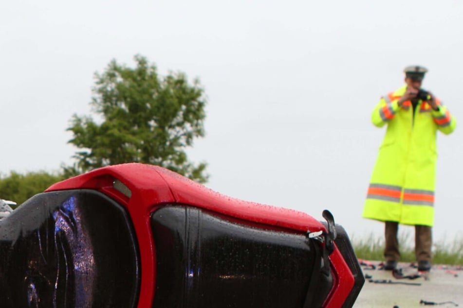 Am Motorrad entstand beim Unfall ein Totalschaden, die Fahrer sind mittlerweile außer Lebensgefahr. (Symbolbild)