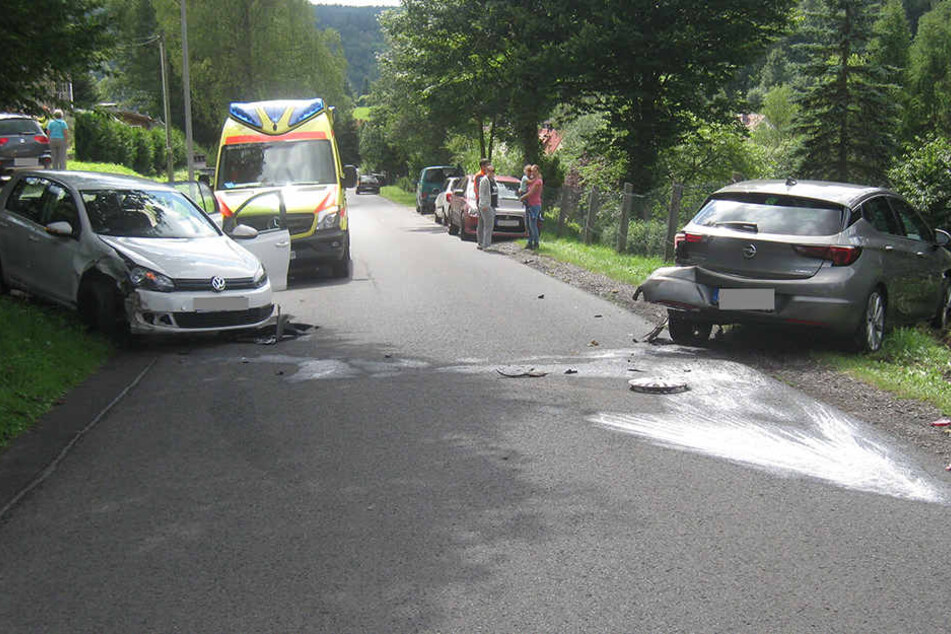 Der Opel hing nach dem Crash im Maschendrahtzaun.